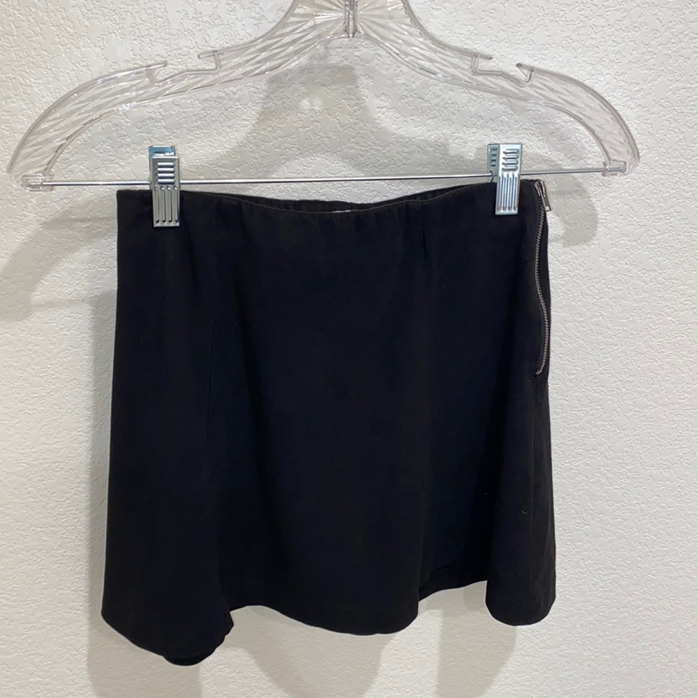 BRANDY MELVILLE: Black Suede Mini Flowy Skirt